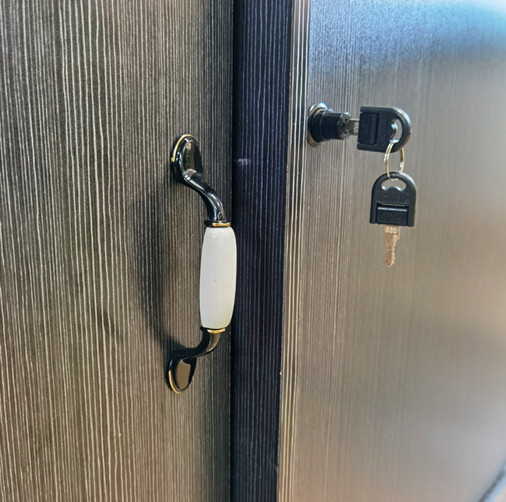 O vintage 146mm emendou os parafusos cerâmicos dos punhos para a porta de armário